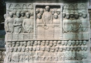 Reliëf op de Basis van de Obelisk van Theodosius I, ook bekend als de Obelisk van Tuthmosis III, uit Karnak